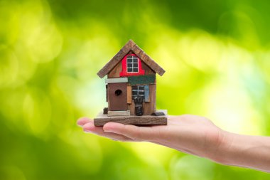 portre. Beyaz arka plan üzerinde izole ev tutan adamın elini