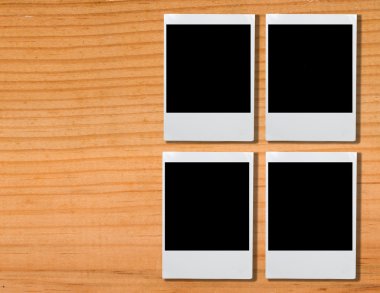 lege fotolijstjes op bruin houten plank achtergrond