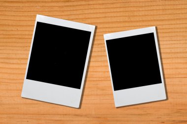 lege fotolijstjes op bruin houten plank achtergrond