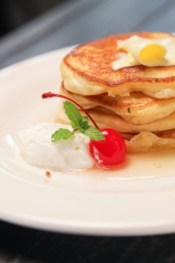 Kiraz ile krep yığını