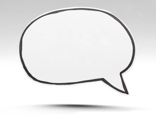 Kağıt konuşma balonu üzerinde beyaz izole