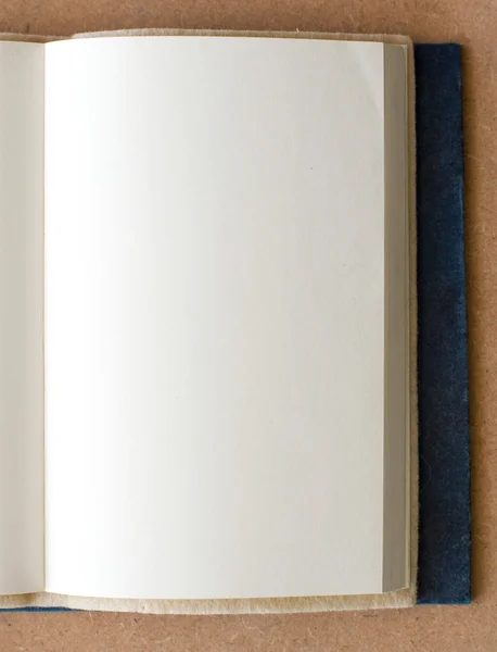 Kitap sayfa açık kahverengi bir dokulu yüzeye — Stok fotoğraf