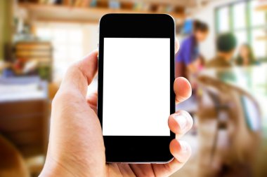 el telefon bulanık café arka plan ile tutarak
