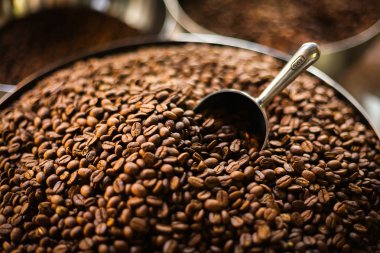 Kahve çekirdekleri ve kepçe