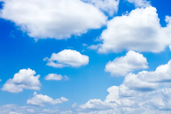 Nube en el cielo azul — Foto de Stock