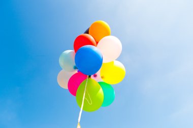 balonlar içinde mavi gökyüzü