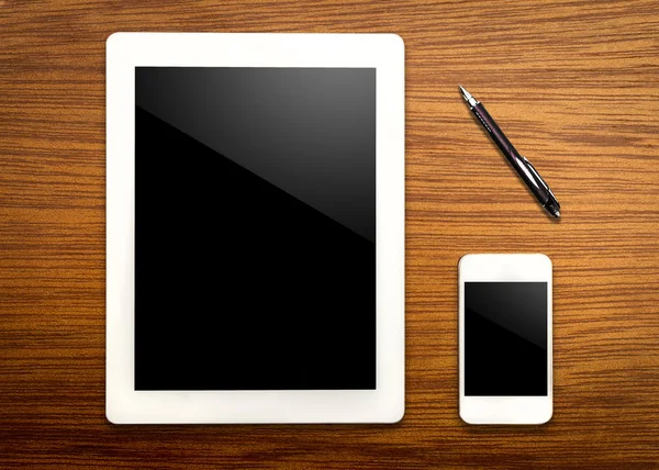 Tablet e smartphone con penna — Foto Stock