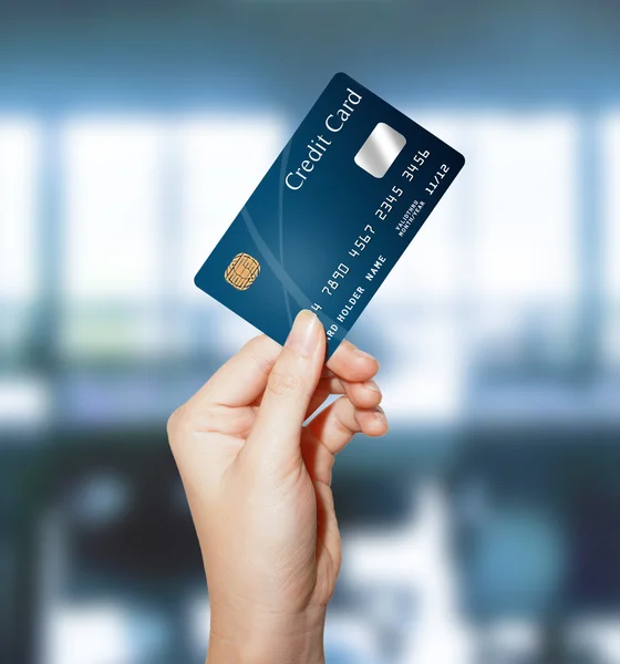 Mano femenina con tarjeta de crédito — Foto de Stock