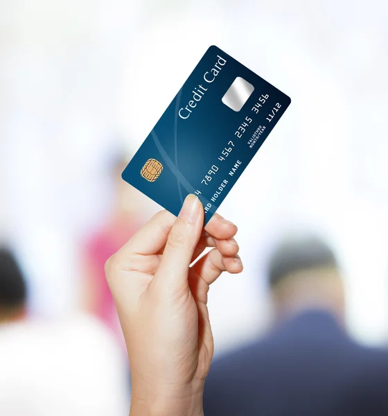 Mano femenina con tarjeta de crédito — Foto de Stock