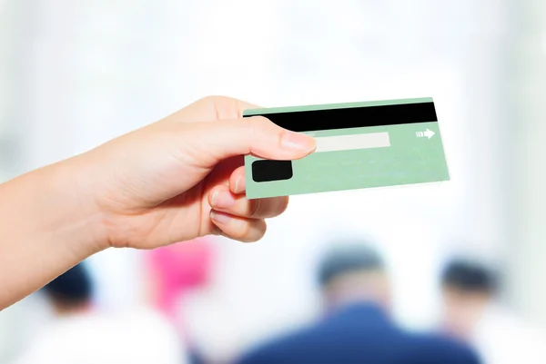 Mano femenina con tarjeta de crédito — Foto de Stock