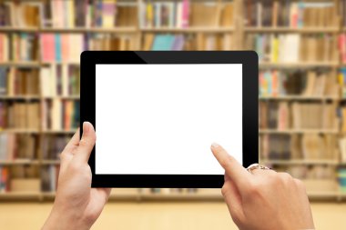 Dijital tablet bookshelf karşı tutan el