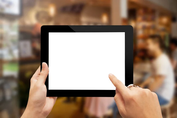 Mano tenendo tablet digitale nero contro lo sfondo caffè — Foto Stock