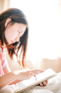 dijital tablet kullanan kadın 