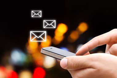 Cep telefonu kullanan adam