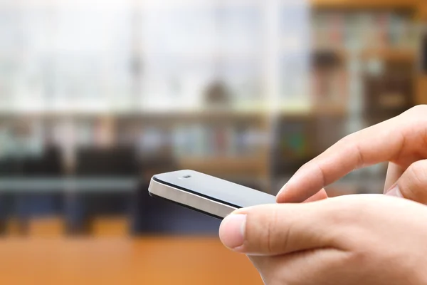 Man hand smartphone gebruiken in office — Stockfoto