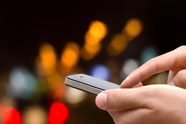 Hombre usando teléfono móvil — Foto de Stock