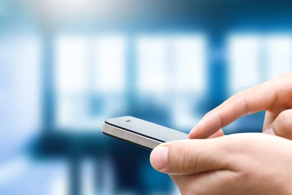 Mano de hombre usando teléfono inteligente en la oficina — Foto de Stock