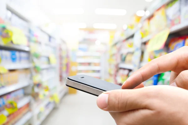 Cep telefonunu kullanarak eller biri yakın çekim