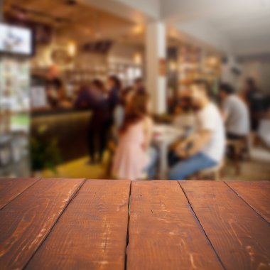 Boş tablo ve bulanık insanlar arka planda kafe, ürün displ