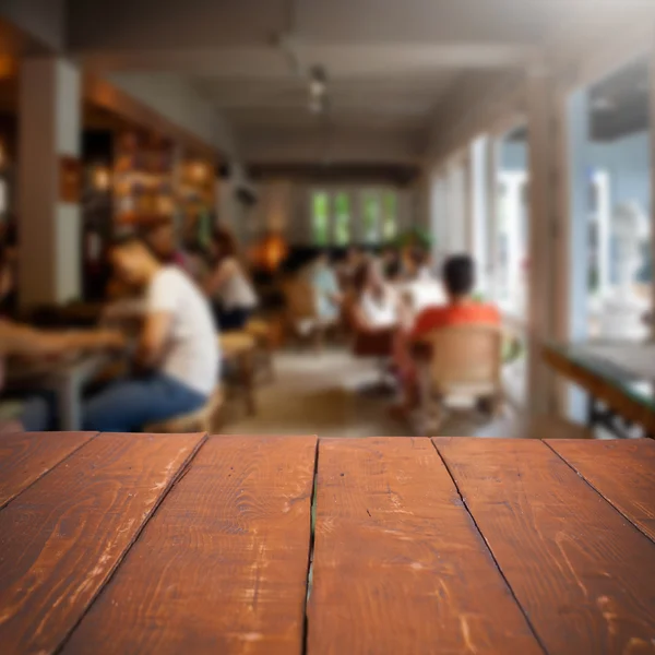 Boş tablo ve bulanık insanlar arka planda kafe, ürün displ