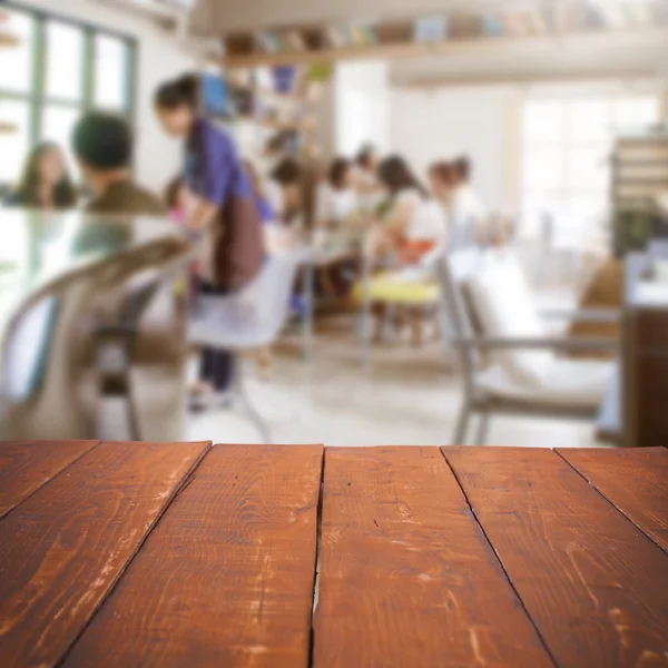 Mesa vacía y personas borrosas en el fondo de la cafetería, producto displ — Foto de Stock