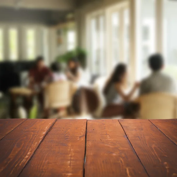 Mesa vacía y personas borrosas en el fondo de la cafetería, producto displ — Foto de Stock