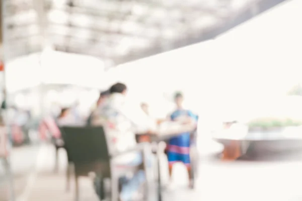 Fond flou de parler aux gens dans le restaurant, scène en plein air — Photo