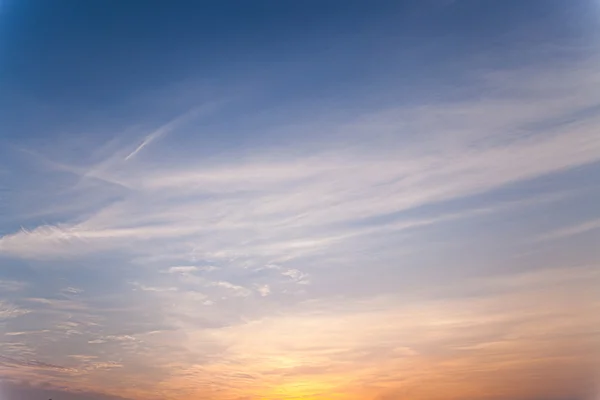 Pôr do sol e nascer do sol céu . — Fotografia de Stock