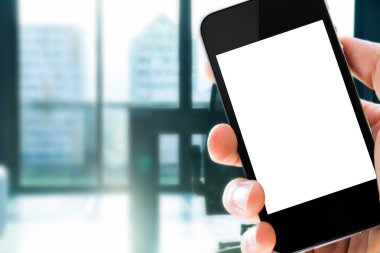 boş ekran ile modern akıllı telefon tutarak adam
