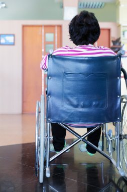 Tekerlekli sandalyede Bayan hasta