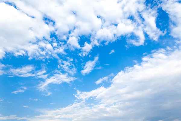 Cielo azul con fondo de nubes —  Fotos de Stock