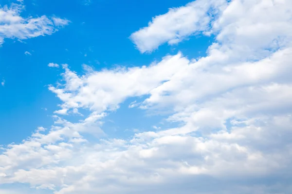 Cielo azul con fondo de nubes —  Fotos de Stock