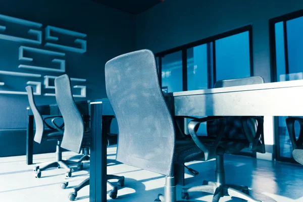 Blue tone of  conference table and chairs with sun light in meet — Stock Photo, Image