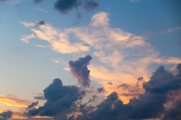 Pôr do sol e luz solar com nuvem dramática — Fotografia de Stock