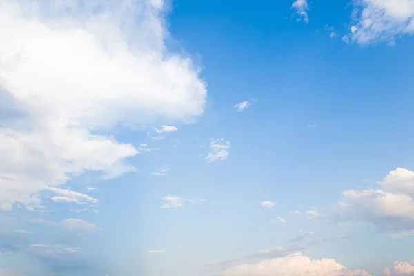 Cielo azul con fondo de nubes —  Fotos de Stock