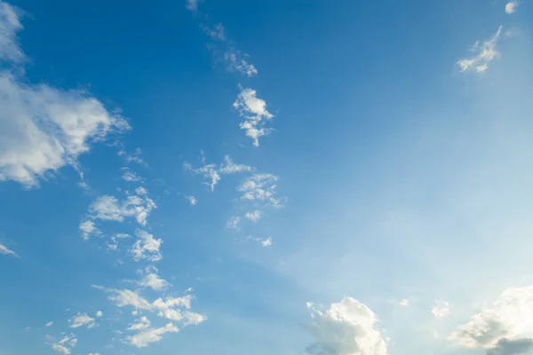 Céu azul com nuvens fundo — Fotografia de Stock