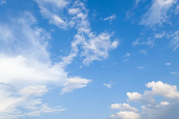 Cielo azul con fondo de nubes —  Fotos de Stock