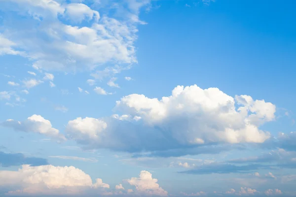 Cielo azul con fondo de nubes —  Fotos de Stock