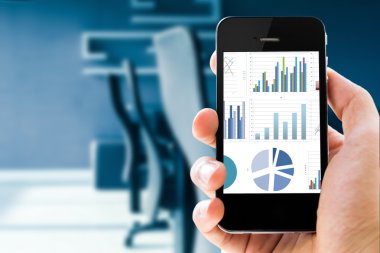 Closeup el cep telefonu grafik analiz ile tutarak