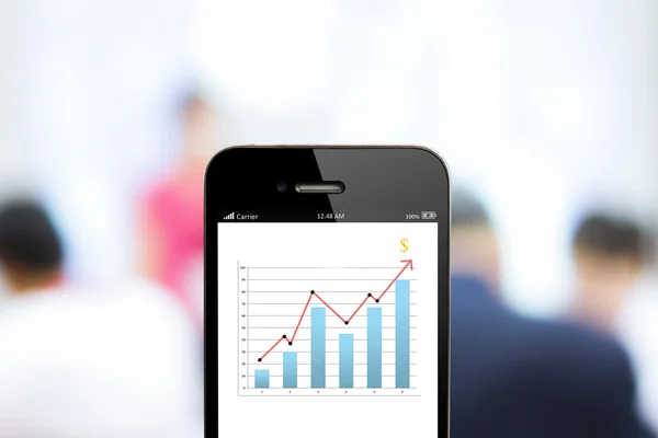 Fechar o telefone celular com gráfico de análise — Fotografia de Stock