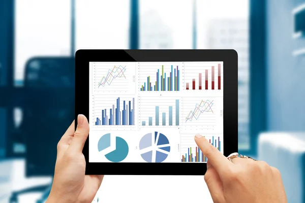 Closeup hand holding digital tablet show analyzing graph — Stock Photo, Image