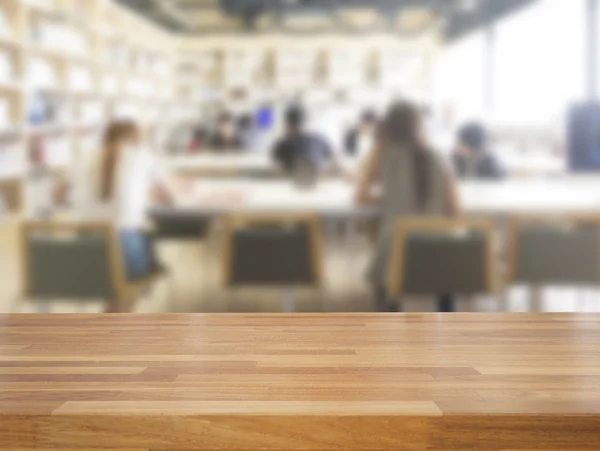 Mesa de madera vacía y fondo de biblioteca moderno — Foto de Stock