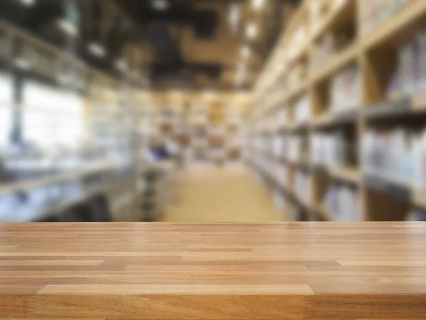 Table en bois vide et fond de bibliothèque moderne — Photo