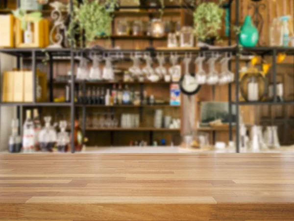 Boş ahşap masa ve bulanık mutfak arka plan