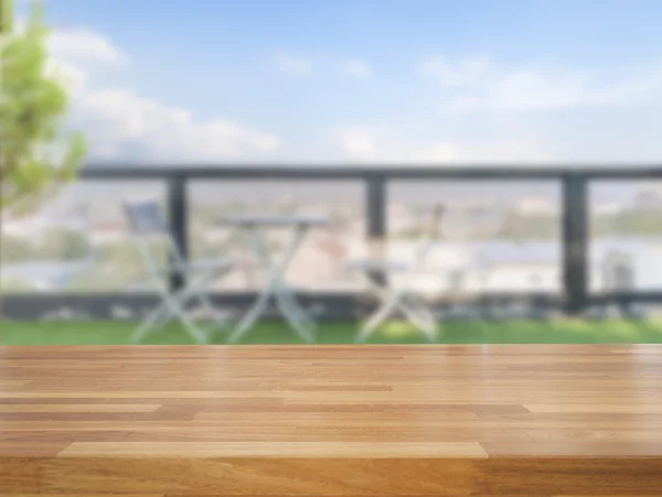 Meja kayu kosong dan kursi dan meja di teras latar belakang — Stok Foto