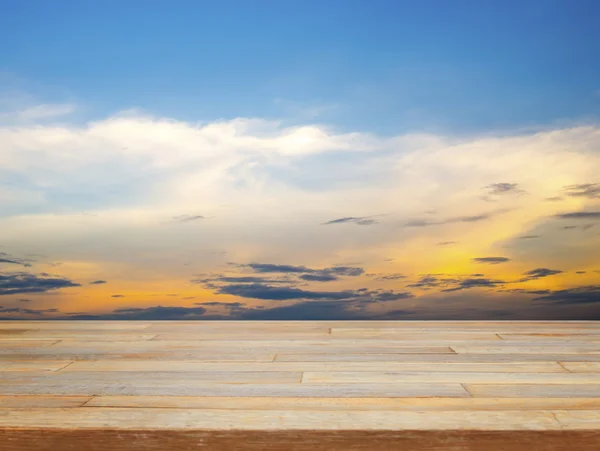 Leerer Holztisch mit blauem Himmel und Wolken — Stockfoto