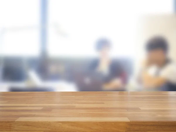 Lege houten tafel en wazig zakelijke mensen achtergrond — Stockfoto