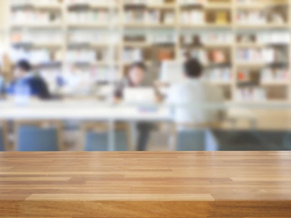 Prázdné dřevěný stůl a moderní knihovnu pozadí — Stock fotografie