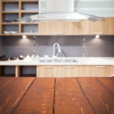 Boş ahşap masa ve bulanık mutfak arka plan