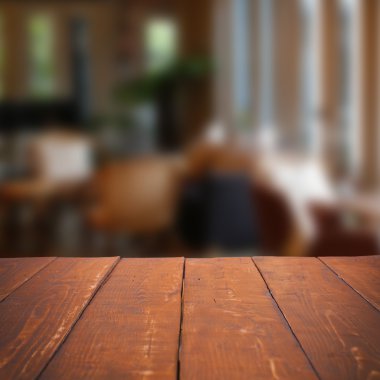 Boş ahşap masa ve bulanık kafe arka plan